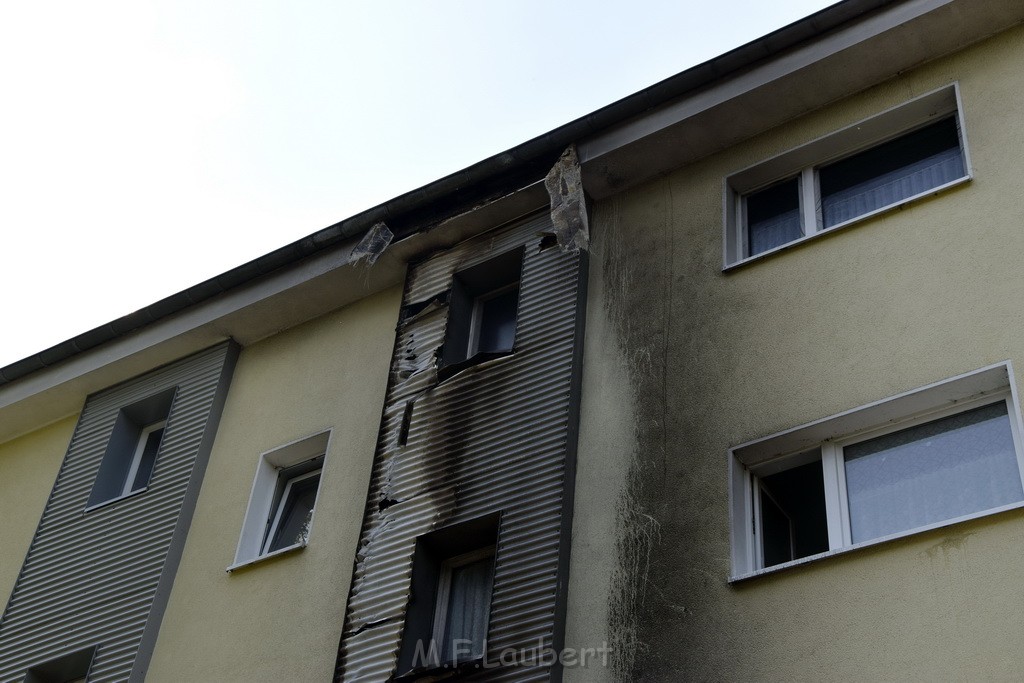 Rollerbrand dann Feuer 1 Fassadenbrand Koeln Gremberg Kroppergasse P13.JPG - Miklos Laubert